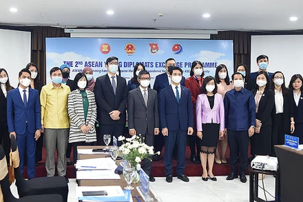 Đại biểu thanh niên các nước ASEAN tham gia chương trình tại đầu cầu TP Hà Nội. 
