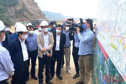 Phó Thủ tướng Lê Văn Thành và đoàn công tác kiểm tra thực địa tuyến cao tốc Bắc-Nam phía Đông chạy qua Ninh Bình.