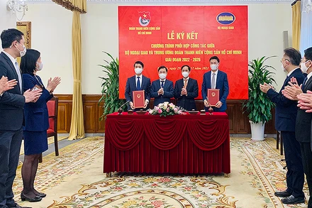 Các đồng chí Bùi Thanh Sơn, Nguyễn Anh Tuấn (thứ 2 và 3 từ phải sang trong ảnh) chứng kiến hoạt động ký kết chương trình phối hợp giữa Bộ Ngoại giao và Trung ương Đoàn, giai đoạn 2022-2026.