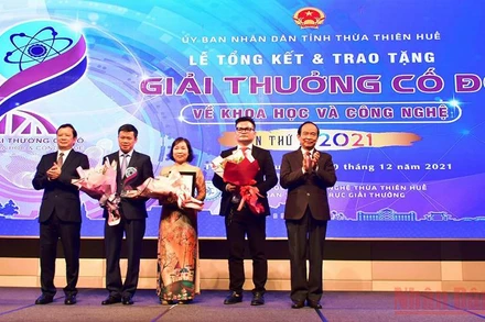 Đồng chí Bí thư Tỉnh ủy Lê Trường Lưu chúc mừng các công trình về khoa học xã hội, nhân văn đạt giải.