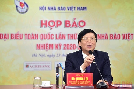 Ông Hồ Quang Lợi, Phó Chủ tịch Thường trực Hội Nhà báo Việt Nam chủ trì họp báo. Ảnh: Thành Đạt
