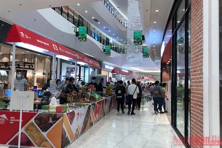 Các gian hàng tại Trung tâm thương mại AEON Hà Đông. (Ảnh: Tuyết Loan)