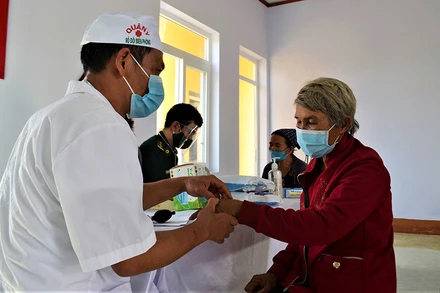 Ngay sau lễ khai trương Phòng khám Quân-dân y xã Ia Lốp, cán bộ Quân y Bộ đội Biên phòng tỉnh Đắk Lắk tổ chức khám và cấp thuốc miễn phí cho người dân địa phương. (Ảnh: Ngọc Lân)