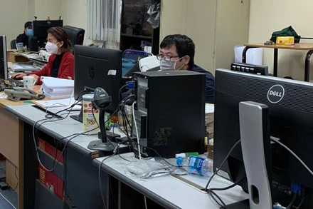 Cán bộ Cục Sở hữu trí tuệ giải quyết đơn sở hữu công nghiệp.