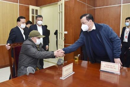 Bí thư Thành ủy Hà Nội Đinh Tiến Dũng trò chuyện với công dân tại buổi làm việc sáng 29/12.