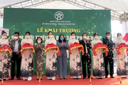 Cắt băng khai trương Điểm giới thiệu và bán sản phẩm OCOP trên địa bàn huyện Mê Linh.
