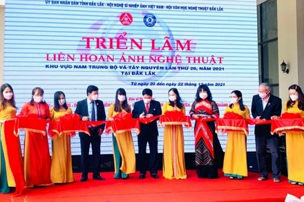 Lãnh đạo tỉnh Đắk Lắk và các đại biểu cắt băng khai mạc triển lãm.