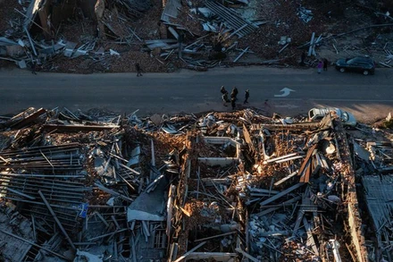 Lực lượng cứu nạn đang chạy đua với thời gian để tìm kiếm những người mất tích. (Ảnh: Reuters)