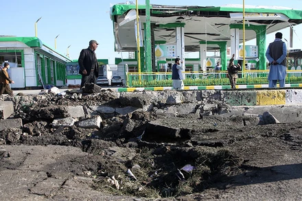 Hiện trường một vụ đánh bom liều chết ở Kabul, Afghanistan. (Ảnh: Reuters)