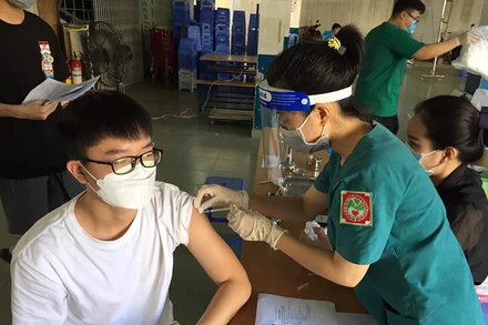 Tính đến hết ngày 30/12, tỷ lệ người 18 tuổi trở lên được tiêm ít nhất 1 liều vaccine phòng Covid-19 trên địa bàn Thành phố là 100%.