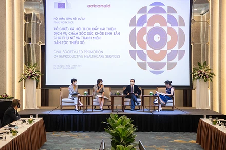 Tọa đàm và thảo luận toàn thể tiếp cận dịch vụ công về chăm sóc sức khoẻ tại hội thảo.