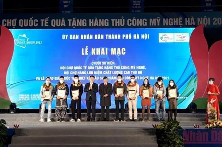 Trao giải cho các tác giả đạt giải trong Cuộc thi Thiết kế mẫu sản phẩm thủ công mỹ nghệ Hà Nội năm 2021. (Ảnh: NGUYÊN TRANG)