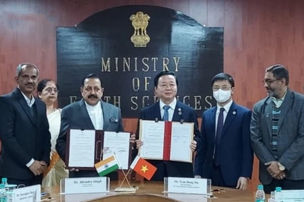 Lễ ký kết Bản ghi nhớ hợp tác trong lĩnh vực khoa học biển và sinh thái biển giữa Việt Nam và Ấn Độ. (Ảnh: VOV)