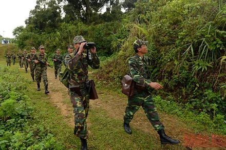 Cán bộ, chiến sĩ biên phòng tuần tra biên giới.