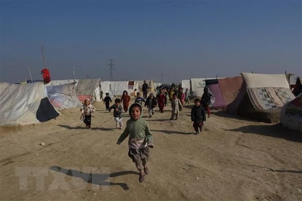 Trẻ em tại trại tị nạn ở Mazar-i-Sharif, tỉnh Balkh, Afghanistan, ngày 20/11/2021. (Ảnh: THX/TTXVN)