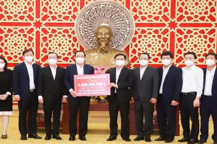 Đồng chí Nguyễn Văn Nên trao tặng món quà cho tỉnh Nghệ An. (Ảnh: Thành Duy)