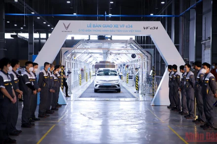 Những xe ô-tô điện VF e34 đầu tiên xuất xưởng tại Nhà máy VinFast (Hải Phòng).