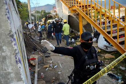 Cảnh sát bảo vệ hiện trường vụ tai nạn. (Ảnh: Reuters)