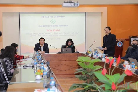 Tọa đàm được tổ chức trực tiếp kết hợp trực tuyến.