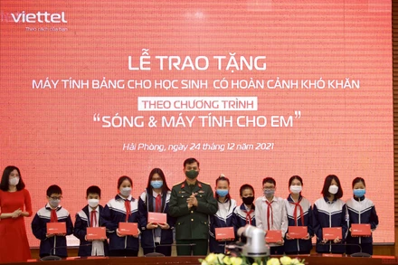 Trung tá Đặng Anh Tuấn, Giám đốc Viettel Hải Phòng trao tặng máy tính bảng cho đại diện học sinh một số trường trên địa bàn thành phố.