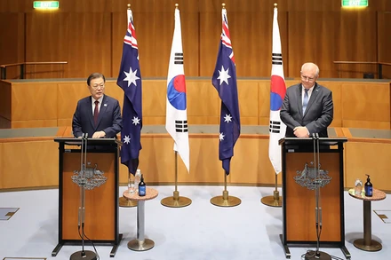 Tổng thống Hàn Quốc Moon Jae-in (trái) và Thủ tướng Australia Scott Morrison tại cuộc họp báo chung ở Canberra. (Ảnh: Yonhap)