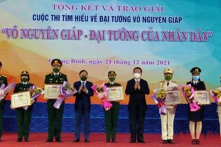 Đồng chí Nguyễn Trọng Nghĩa và đồng chí Nguyễn Anh Tuấn trao giải cho các tác giả đoạt giải A cuộc thi.