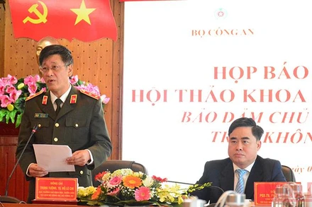 Các đồng chí chủ trì họp báo thông tin về Hội thảo.