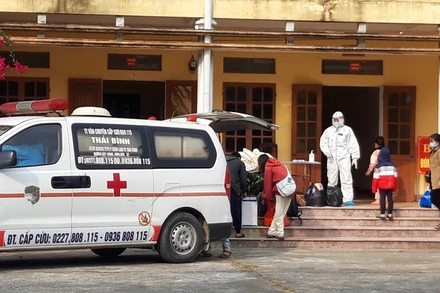 Huyện Vũ Thư tiếp nhận 10 bệnh nhân mắc Covid-19 đầu tiên về địa phương cách ly, điều trị từ chiều 22/12.