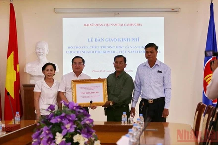 Đại diện Agribank tại Campuchia trao kinh phí hỗ trợ cho Chi nhánh Hội Khmer-Việt Nam tỉnh Kandal (Ảnh: Nguyễn Hiệp)