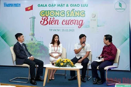 Ban tổ chức giao lưu với các gương sáng biên cương.