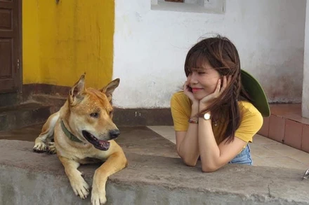 Nhà văn Bùi Tiểu Quyên trên đảo chìm Đá Thị.