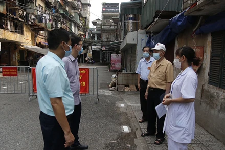 Lãnh đạo quận Hai Bà Trưng kiểm tra công tác phòng, chống dịch Covid-19 trên địa bàn. (Ảnh: Văn Quốc Hưng)