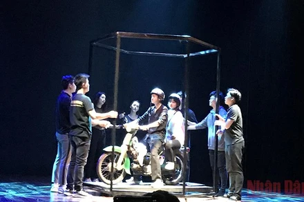 Cảnh trong vở nhạc kịch 'Cô gái và chiếc xe máy".