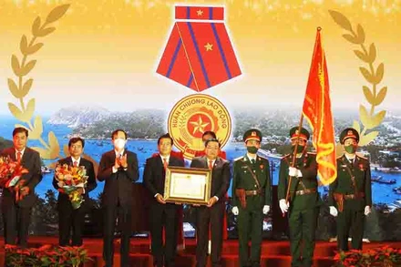 Thừa ủy quyền của Chủ tịch nước, đồng chí Nguyễn Đức Thanh, Ủy viên Trung ương Đảng, Bí thư Tỉnh ủy Ninh Thuận trao Huân chương Lao động hạng Ba cho Đảng bộ, chính quyền và nhân dân huyện Ninh Hải.