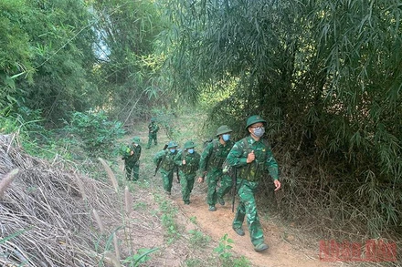 Các chiền sĩ Đồn Biên phòng Ea H’leo trên đường tuần tra canh gác bảo vệ biên giới.