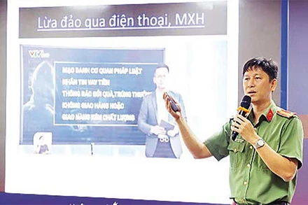 Công an TP Thủ Đức tuyên truyền các hình thức, thủ đoạn lừa đảo bằng công nghệ cao của các đối tượng tội phạm.