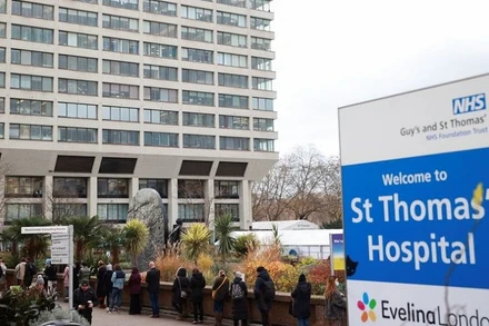 Xếp hàng chờ tiêm ngừa Covid-19 tại Bệnh viện St Thomas ở London, Anh, ngày 13/12/2021. (Ảnh: Reuters)