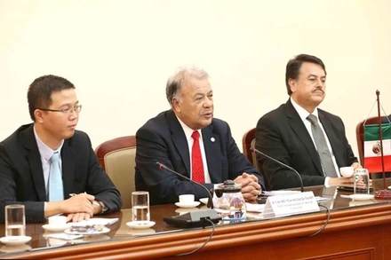 Tổng Bí thư Đảng Lao động Mexico Aberto Anaya Gutierrez (giữa). (Ảnh: TTXVN)