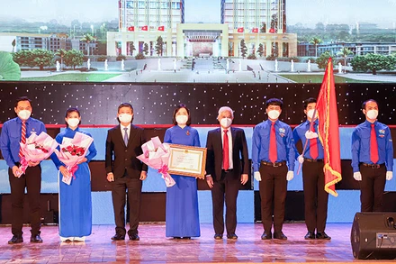 Thừa ủy nhiệm của Chủ tịch nước, đại diện lãnh đạo tỉnh Bình Dương trao Huân chương Lao động hạng nhất cho Đoàn Thanh niên Cộng sản Hồ Chí Minh tỉnh Bình Dương.