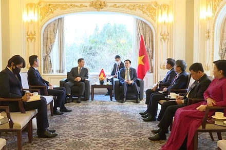 Chủ tịch Quốc hội Vương Đình Huệ tiếp lãnh đạo các Tập đoàn, doanh nghiệp Hàn Quốc, sáng 13/12. (Ảnh: quochoi.vn)