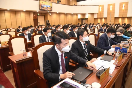 Các đại biểu Hội đồng nhân dân thành phố Hà Nội ấn nút thông qua Nghị quyết.