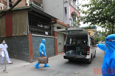 F0 được đưa đi cách ly điều trị. (Ảnh: THÀNH ĐẠT).