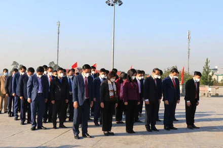 Các đại biểu thành kính tưởng niệm đồng chí Ngô Gia Tự tại Công viên Ngô Gia Tự.