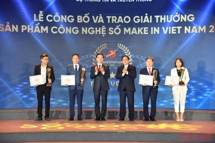 Thủ tướng Phạm Minh Chính và Bộ trưởng Thông tin và Truyền thông Nguyễn Mạnh Hùng trao giải vàng cho các sản phẩm công nghệ số xuất sắc nhất. Ảnh" TRẦN HẢI