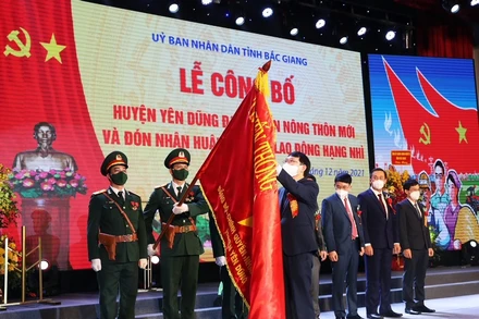 Đồng chí Lê Ánh Dương, Chủ tịch UBND tỉnh Bắc Giang trao Huân chương Lao động hạng Nhì cho Đảng bộ, chính quyền và nhân dân huyện Yên Dũng.