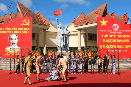 Trình diễn văn nghệ, sân khấu hoá Cuộc đấu tranh Lưu huyết tại buổi lễ.