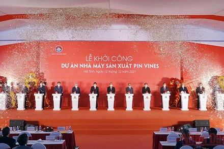 Chủ tịch nước Nguyễn Xuân Phúc cùng các đồng chí lãnh đạo Đảng, Nhà nước bấm nút khởi công Nhà máy sản xuất pin VinES.