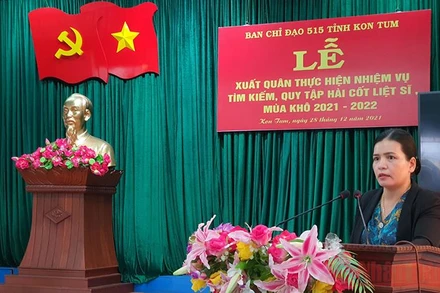 Phó Chủ tịch Ủy ban nhân dân tỉnh Kon Tum Y Ngọc, phát biểu chỉ đạo, động viên các chiến sĩ Đội K53 lên đường làm nhiệm vụ.