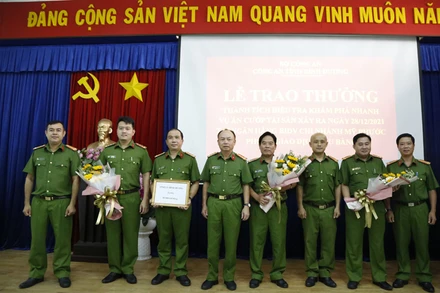 Khen thưởng các lực lượng phá án nhanh và bắt giữ đối tượng cướp ngân hàng.