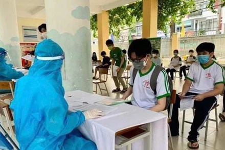 Khám sàng lòng trước khi tiêm vaccine cho trẻ từ 12-17 tuổi tại phường Hưng Thạnh, quận Cái Răng, TP Cần Thơ.